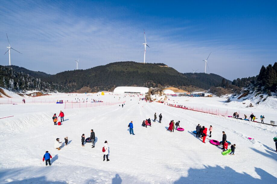 天湖景区供图)(南天湖景区供图)南天湖滑雪场是专业顶级的国际滑雪场