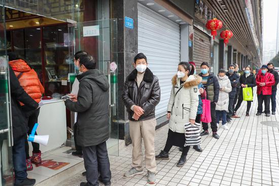 忠县投放首批10万个口罩 市民排队有序购买