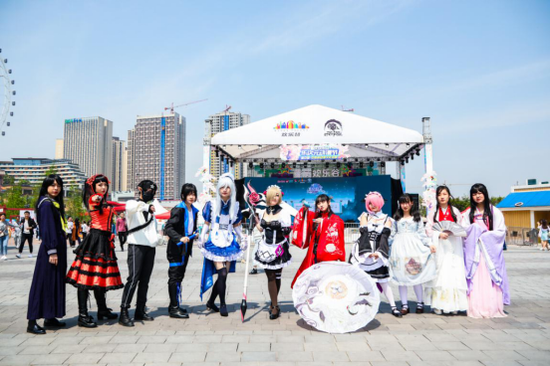 重庆欢乐谷狐妖小红娘牵手发糖五一动漫周元气来袭