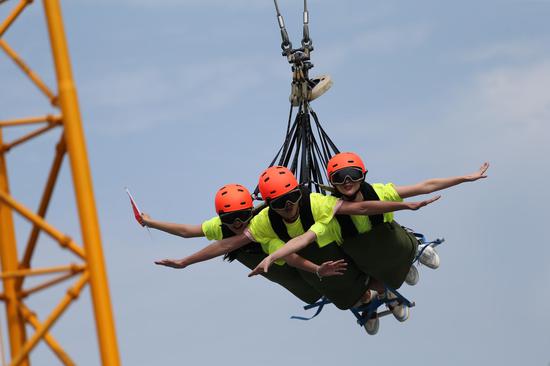 重庆云阳龙缸景区云端彩虹秋千首发获吉尼斯世界纪录认证