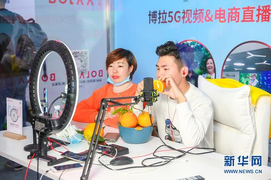 重庆商圈购物节直播带货现场.新华网发(资料图)