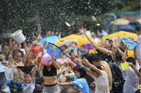 乐和乐都幻彩水枪大战欢乐继续多重耍事嗨玩不停