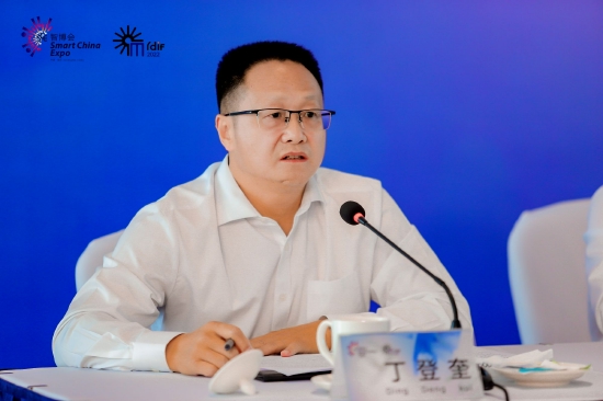 (重庆悦来投资集团党委委员、副总经理丁登奎)