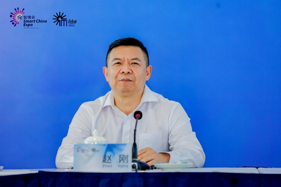 (重庆市经济和信息化委员会党组成员赵刚)
