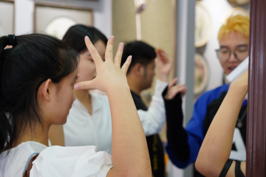 志愿者与听障大学生用手语进行交流