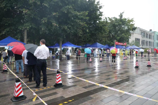 鸳鸯街道采样点,群众正有序排队。