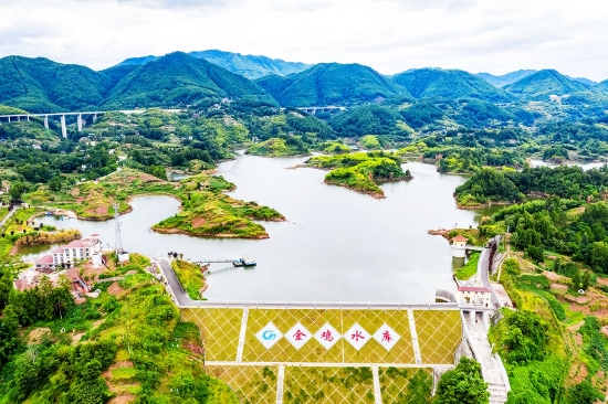 大坝全景 余鸿 摄
