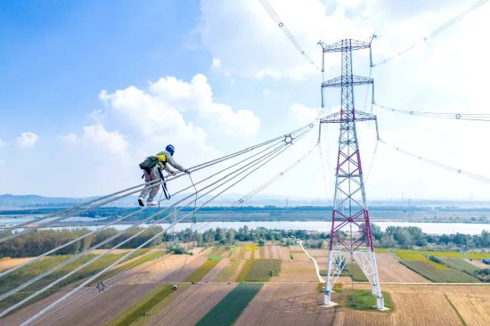 国网安徽电力员工在1000千伏淮上线淮河大跨越段开展综合检修