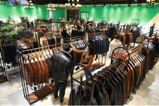 胡中亚在重庆空港皮革城的一家门店