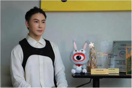 造型师成城接受新浪重庆采访 现场摄图