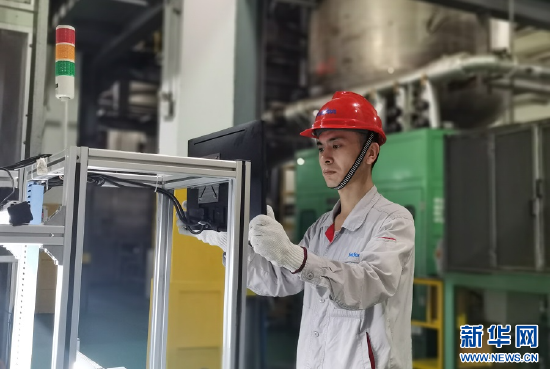 华峰新材料原液灌装车间内,工作人员正在检查设备运行情况。新华网 陈雨 摄