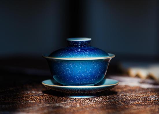 逸雪霁蓝盖碗是欧阳最为自豪的作品之一
