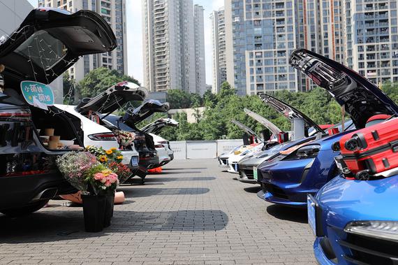 摆摊吗?这场汽车后备箱集市很吸睛