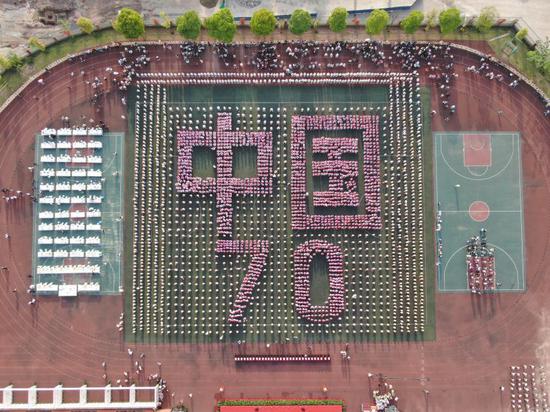 醉酒》古筝齐奏《浏阳河》值得一提的是,同学们列队摆出"中国70"队形