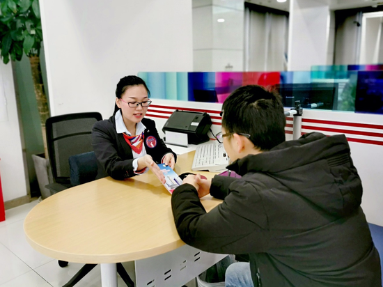 图为 "十佳"银行柜员李红梅服务客户