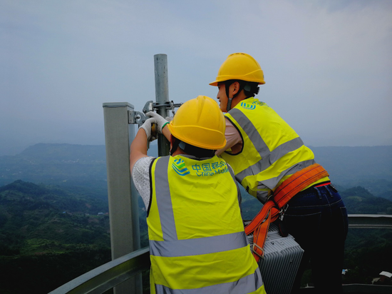 基站维护人员攀上30多米的铁塔基站开展日常维护