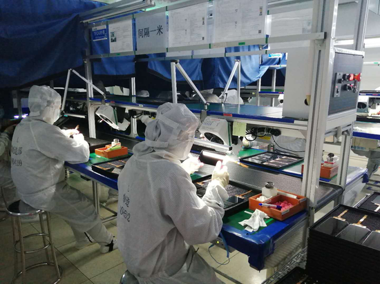 重庆农商行积极支行重庆两江联创电子有限公司复工复产,图为该公司
