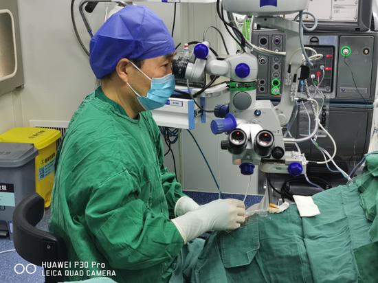 重庆爱尔眼科王一教授正在为疑难急诊眼病患者进行手术治疗