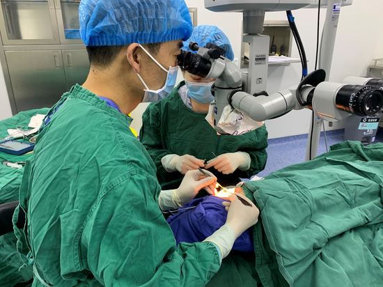 王志全主任为女童手术