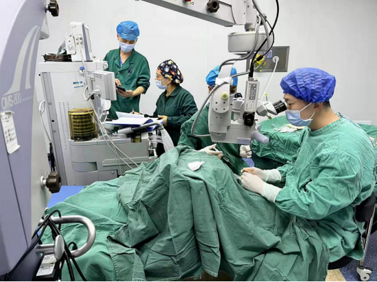刘磊医生为患儿手术时