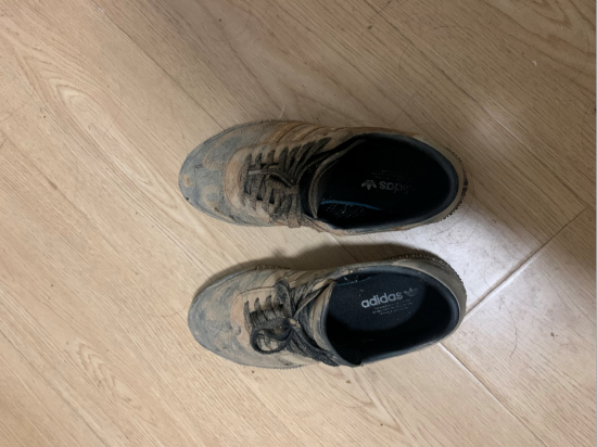 (受访者供图)一天跑下来,代兰兰衣服裤子鞋子全是灰,脸上红色褪去又