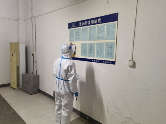 国网重庆市北供电公司工作人员为方舱医院开闭所设备进行巡检勘察