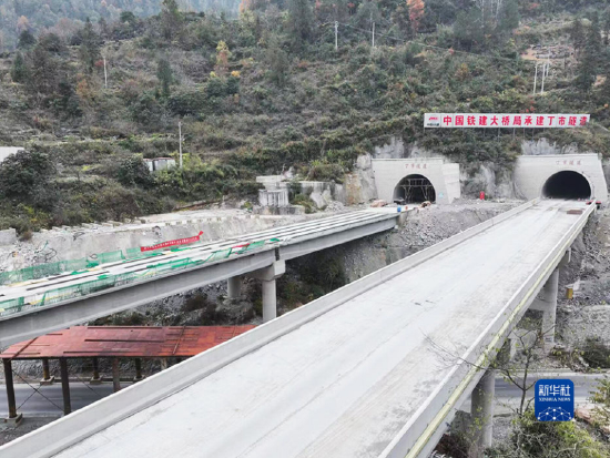 建设中的渝湘复线高速公路彭酉段6标项目.梁梦恺摄