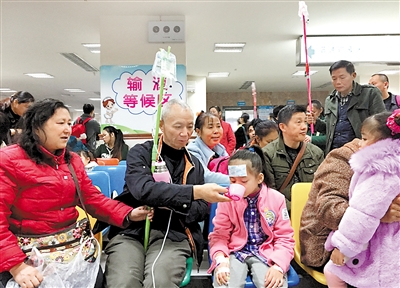 27日,儿童医院打吊针的孩子打拥堂.