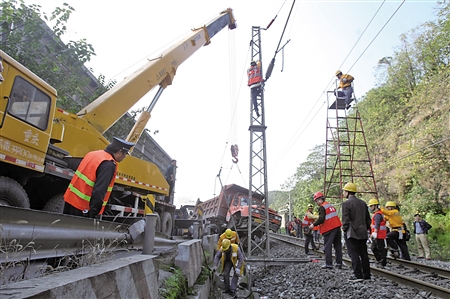 货车冲进铁道撞断电杆 成渝铁路被迫中断4小时