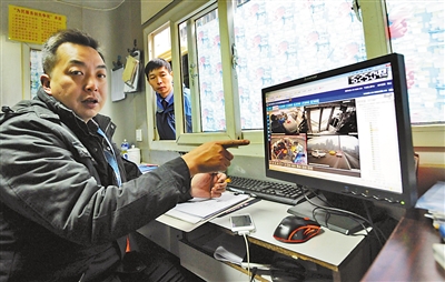 183路值班队长谭伟通过视频监控和驾驶员联系,遥控指挥捉住扒手.