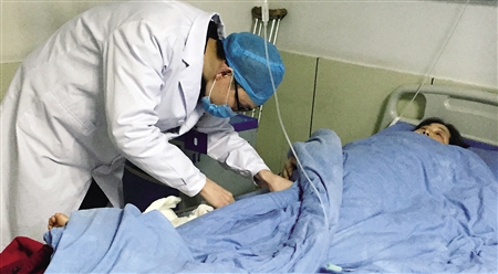 钱华兰在医院接受治疗