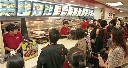 江北区,市民在乡村基排队点餐.