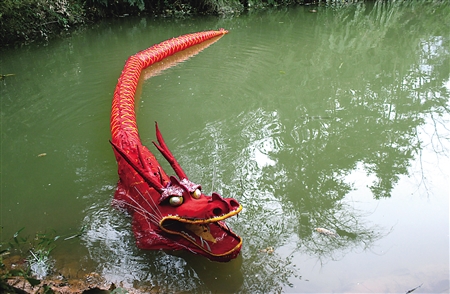 鄢朝明自制的"潜水龙"重庆商报讯 平静的水中突然出现一条红色的"龙"