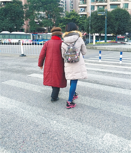 热心市民搀扶赖婆婆过马路
