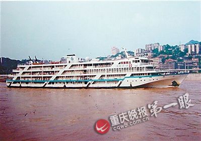 图为航行在江上的江渝22号资料图片