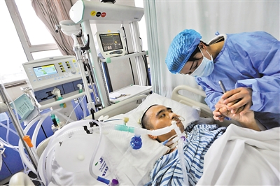 丈夫患怪病住进icu 刚生二胎的妻子日记记录点滴