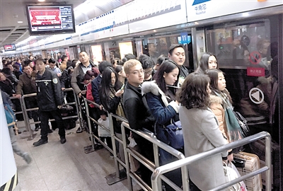 昨日,轨道交通3号线两路口站,站台上挤满了乘客.