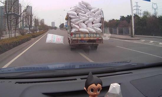 货车突然掉下麻袋致追尾后车司机却负全责