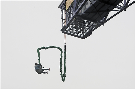 重庆一公司激励员工出奇招公司老板请客跳蹦极