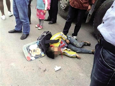 车祸现场4月26日下午4点多,永川大安一9岁男孩小福放学回家时,被一辆