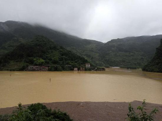 暴雨致重庆丰都一小学被淹学生全部疏散