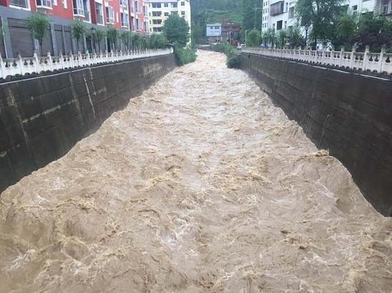 暴雨致重庆丰都一小学被淹学生全部疏散