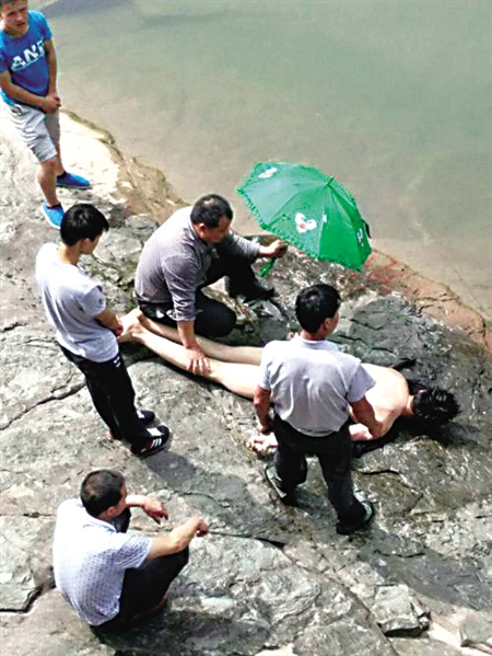 少年溺水呼吸心跳都停止安全员急救让他起死回生
