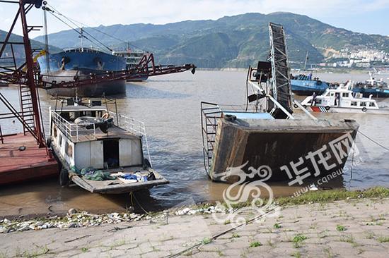 长江奉节段水域一趸船维修时翻沉 三人落水