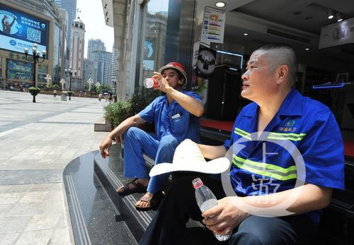 11日,在烈日下暴晒半个小时,徐列峰和同事坐街也商店的台阶上喝水