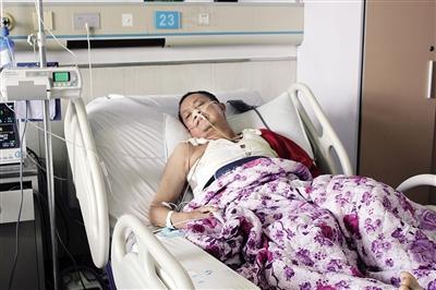 黄定猛躺在病床上.