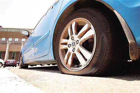 停车场内16辆车的轮胎被放气 到底谁这么可恶