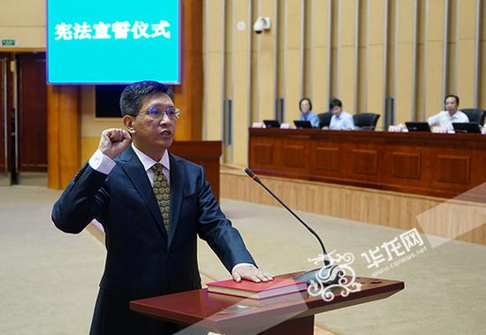 宪法宣誓仪式上,决定任命的重庆市人民政府外事侨务办公室主任吴康明