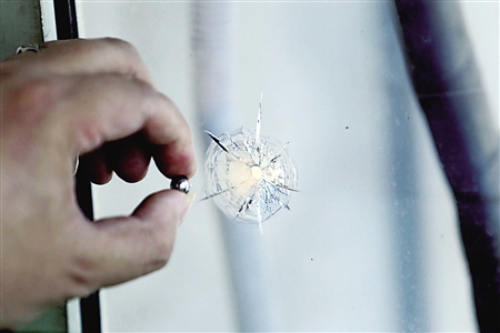 重庆钢珠击穿六楼阳台玻璃玻璃渣满地都是