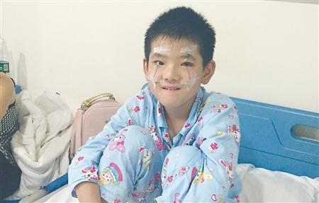 "大小眼"也是病?12岁男孩看不到完整世界